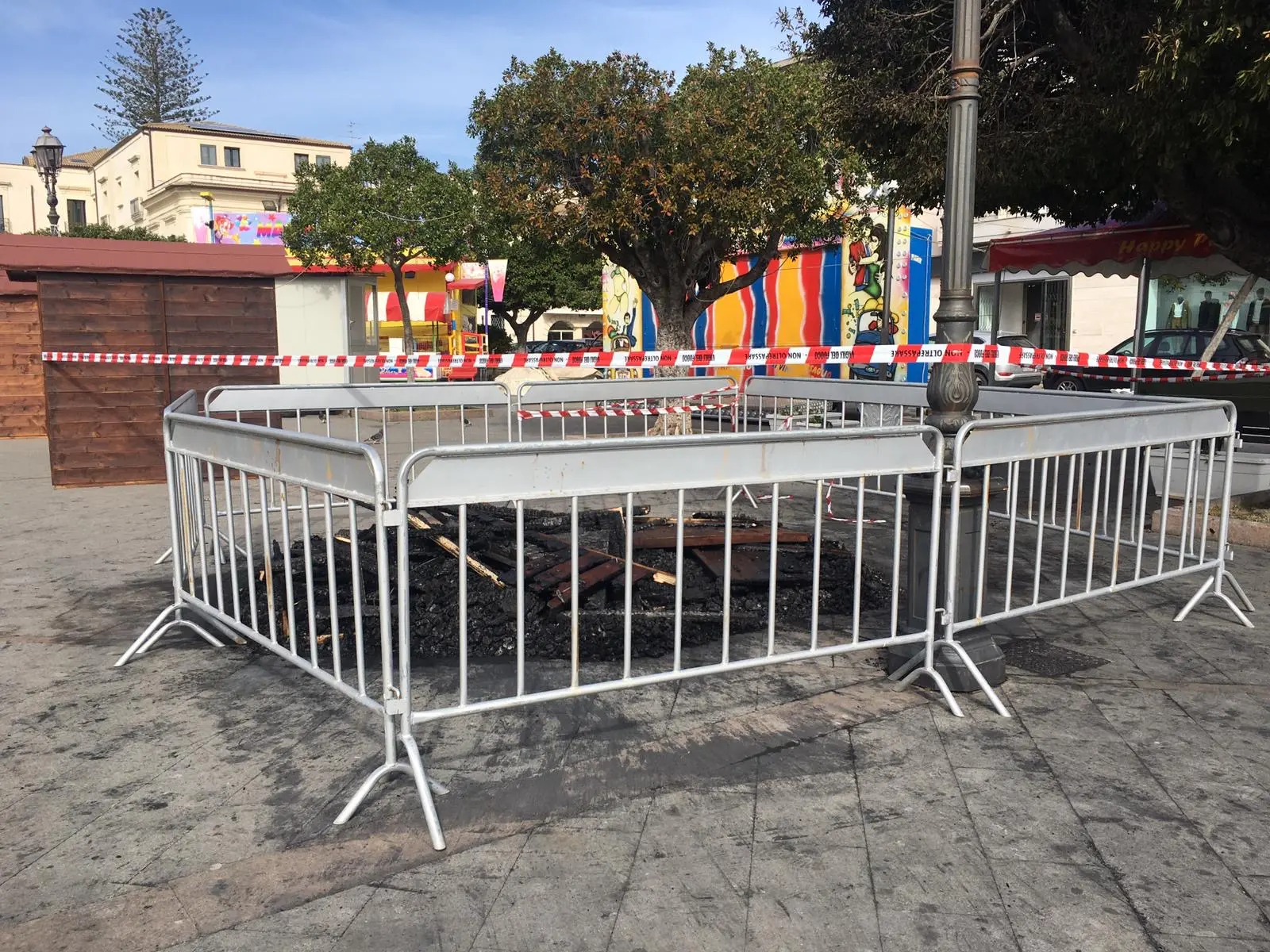 Siderno, a fuoco gazebo in piazza. Avanza ipotesi dolosa