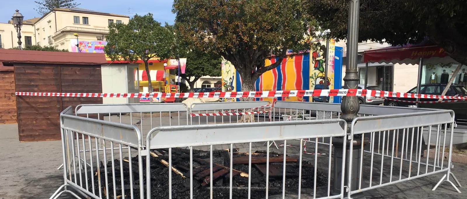 Siderno, a fuoco gazebo in piazza. Avanza ipotesi dolosa