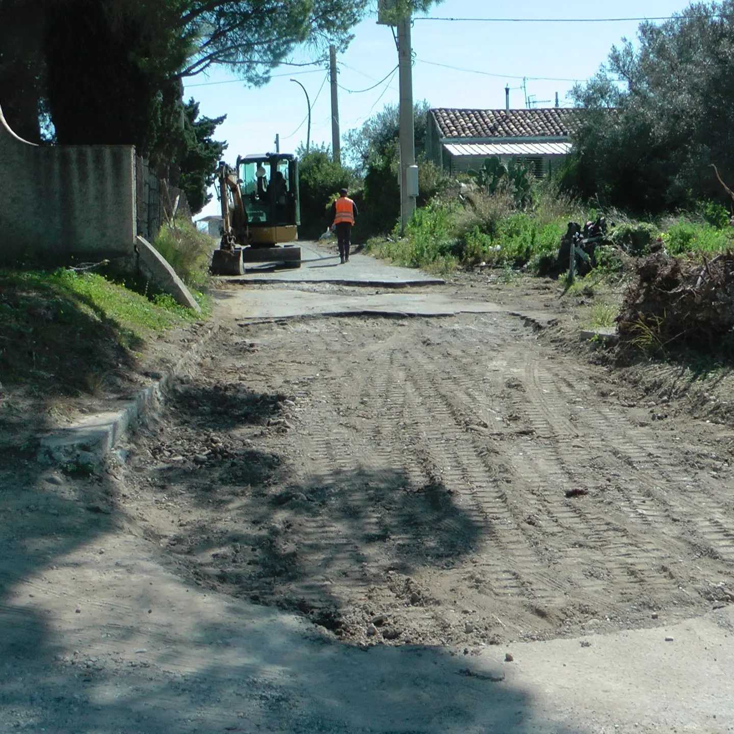 Locri, al via i lavori di recupero della strada del centro neurologico