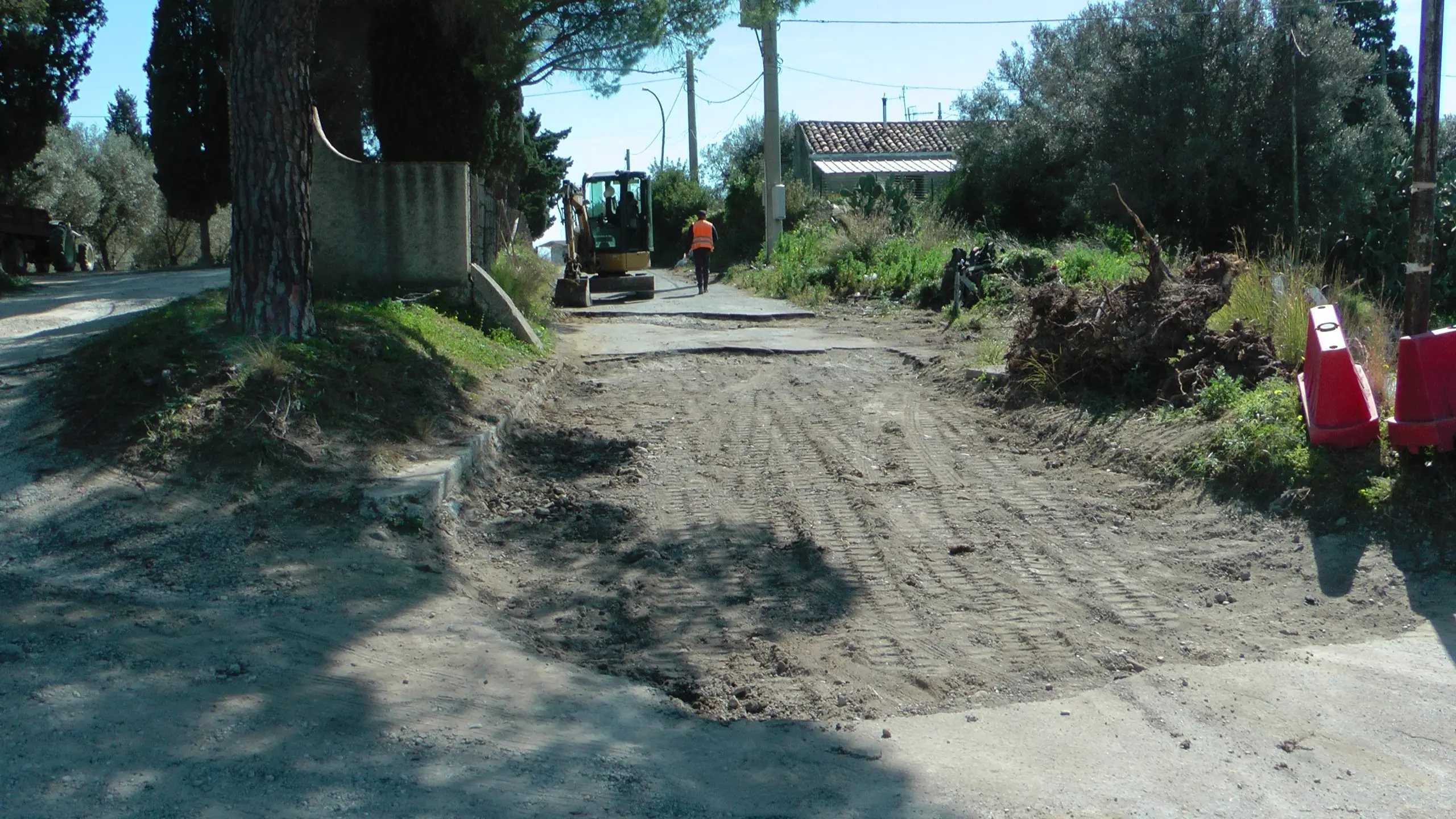 Locri, al via i lavori di recupero della strada del centro neurologico