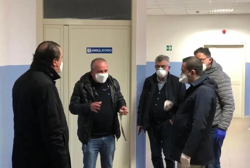 Coronavirus, tour di Cannizzaro negli ospedali. Donate dal parlamentare 200 mascherine facciali per la ventilazione non invasiva