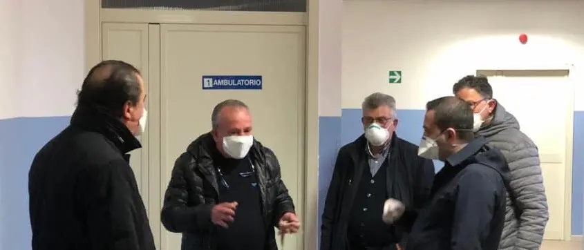 Coronavirus, tour di Cannizzaro negli ospedali. Donate dal parlamentare 200 mascherine facciali per la ventilazione non invasiva