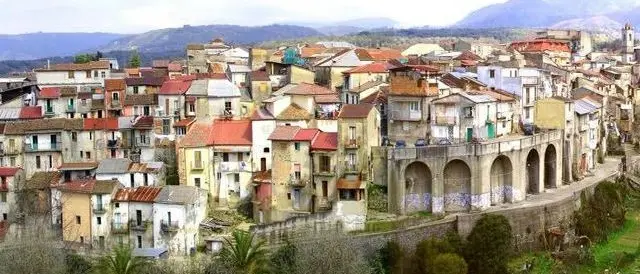 Coronavirus, Cinquefrondi corre ai ripari: zona rossa e coprifuoco