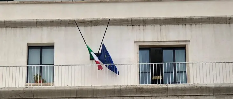 Coronavirus, anche al MArRC bandiere a mezz'asta in omaggio alle vittime