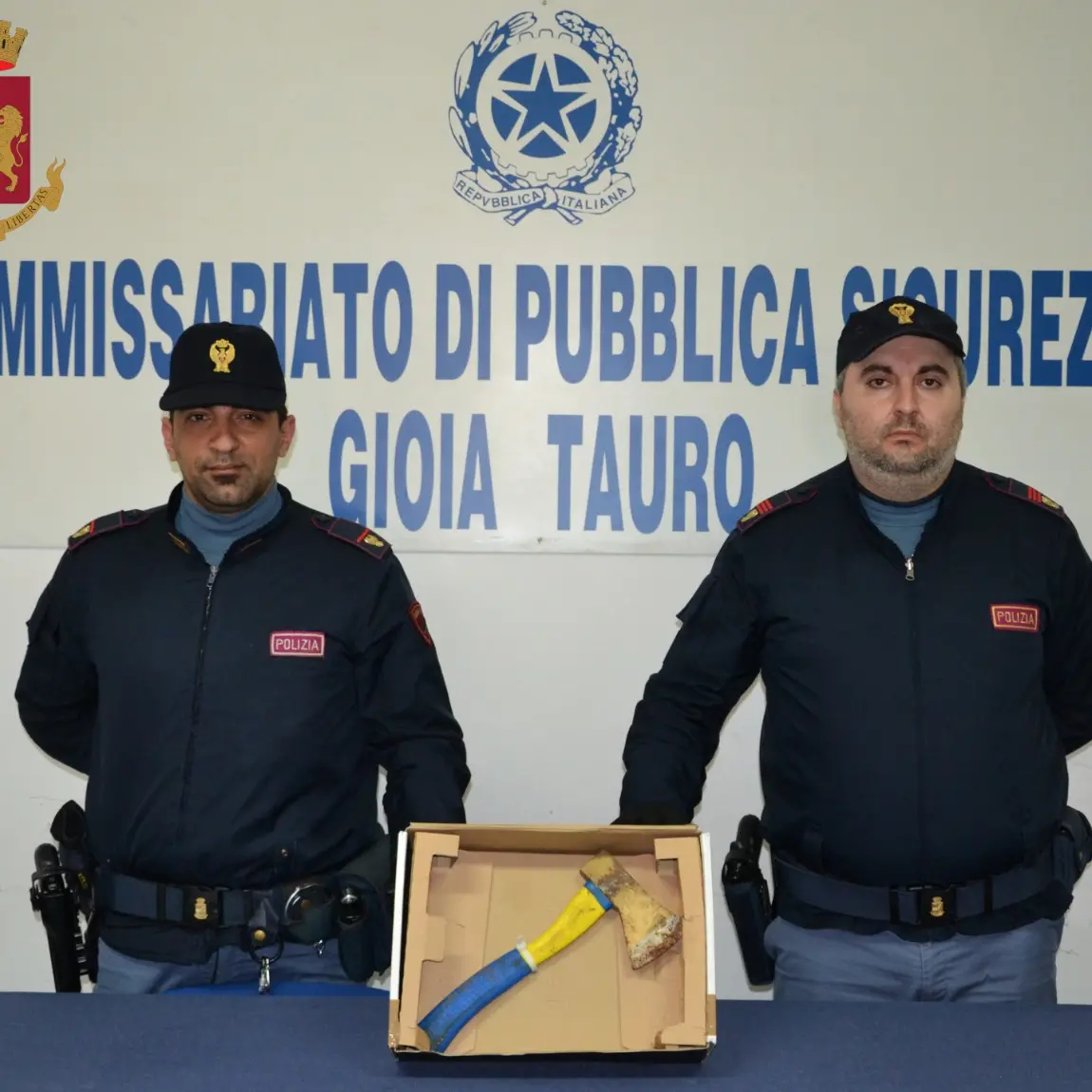Tenta di uccidere un vicino di casa con l'accetta, arrestato 61enne
