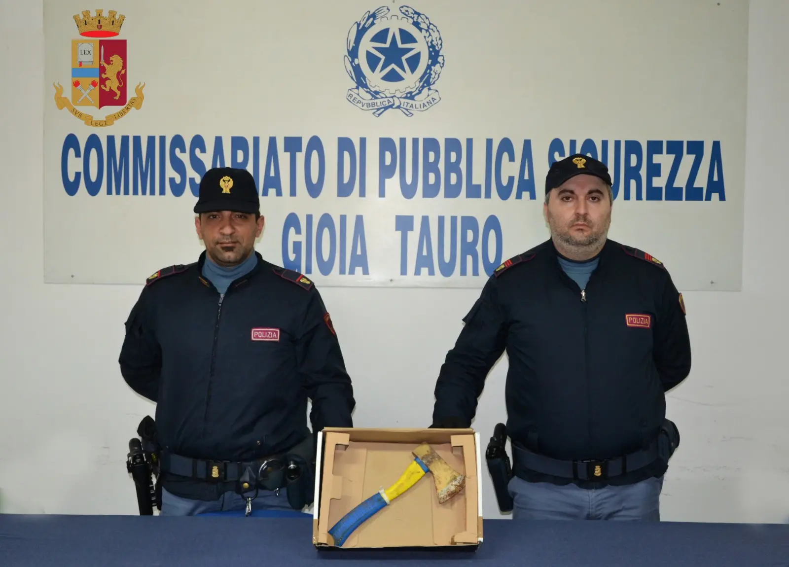 Tenta di uccidere un vicino di casa con l'accetta, arrestato 61enne