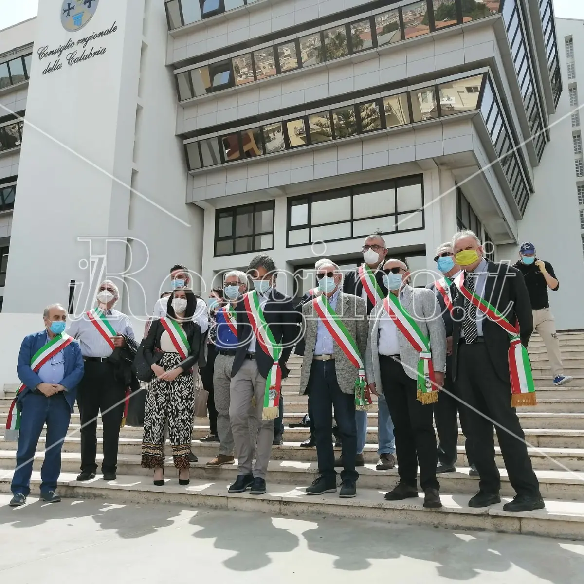 Emergenza rifiuti, maggioranza: «Bene protesta dei sindaci. Santelli irresponsabile»