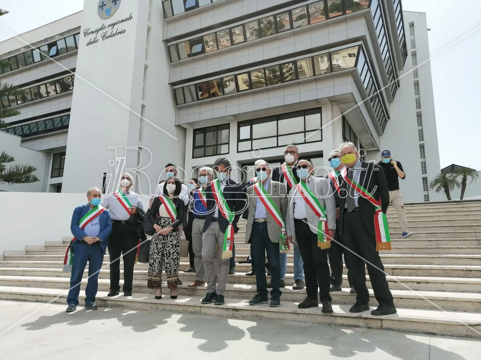 Emergenza rifiuti, mezzo flop per la protesta dei sindaci voluta da Falcomatà