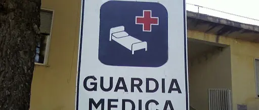 Falerna, ha un malore ma la Guardia medica è deserta: muore in piazza