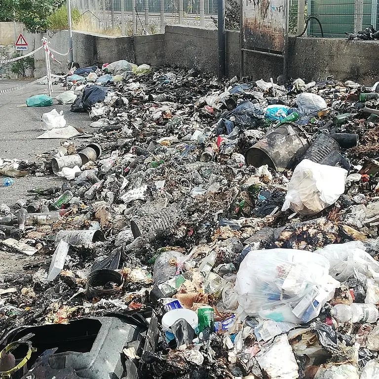 Emergenza rifiuti, ancora fiamme a Lazzaro. La denuncia dell'Ancadic
