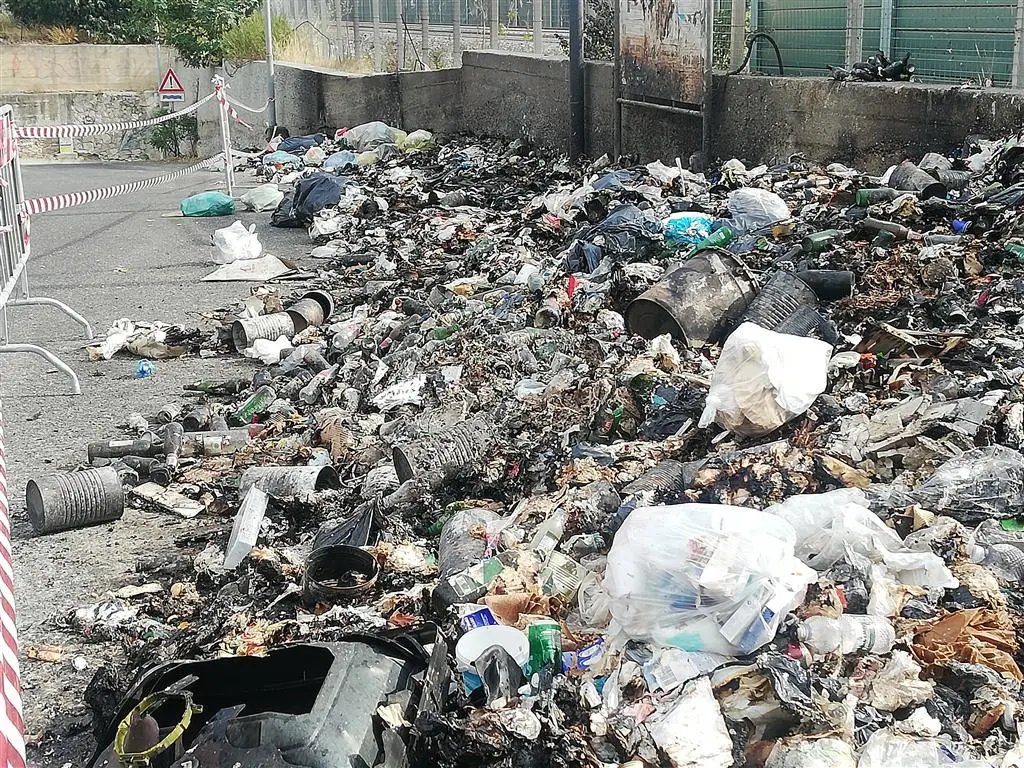 Emergenza rifiuti, ancora fiamme a Lazzaro. La denuncia dell'Ancadic