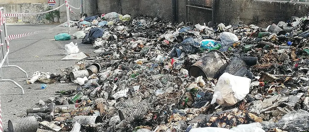 Emergenza rifiuti, ancora fiamme a Lazzaro. La denuncia dell'Ancadic