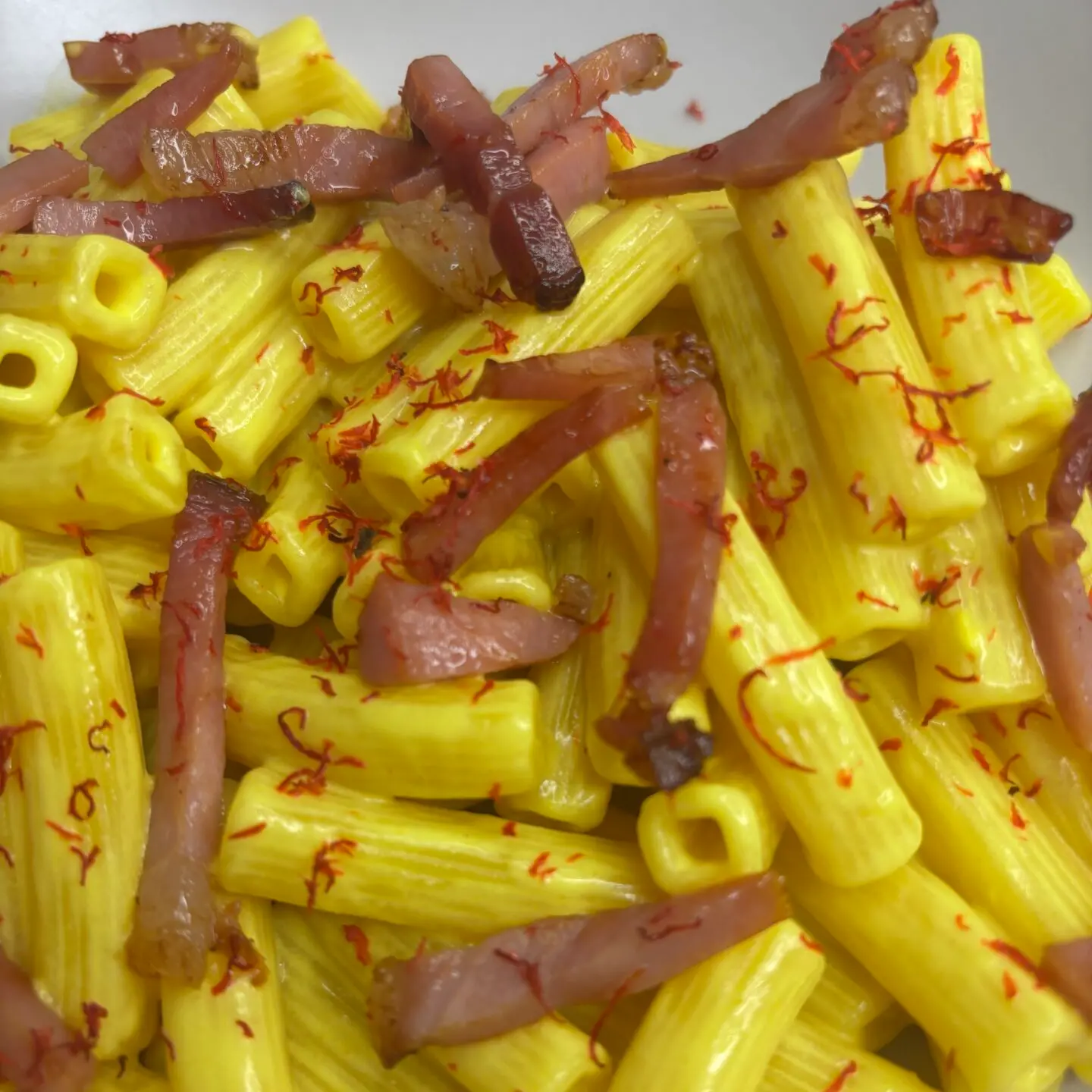 LA RICETTA DEL GIORNO | Quadrotti, crema di robiola, zafferano e speck croccante