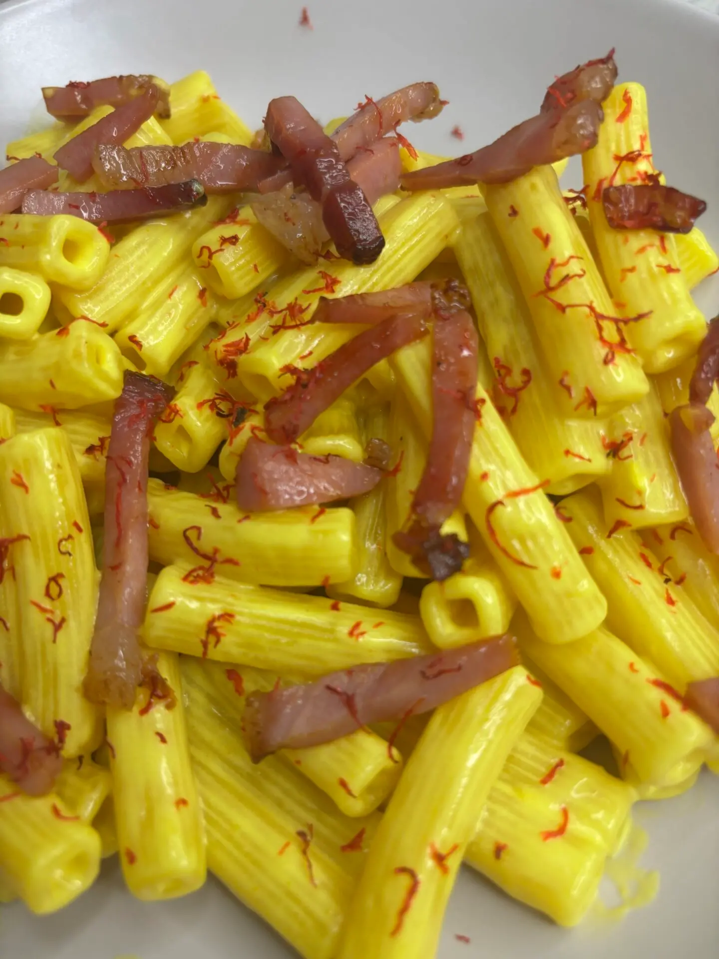 LA RICETTA DEL GIORNO | Quadrotti, crema di robiola, zafferano e speck croccante