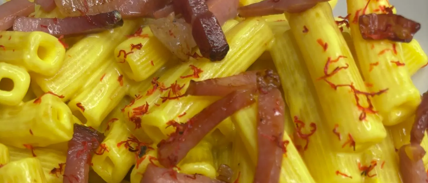 LA RICETTA DEL GIORNO | Quadrotti, crema di robiola, zafferano e speck croccante