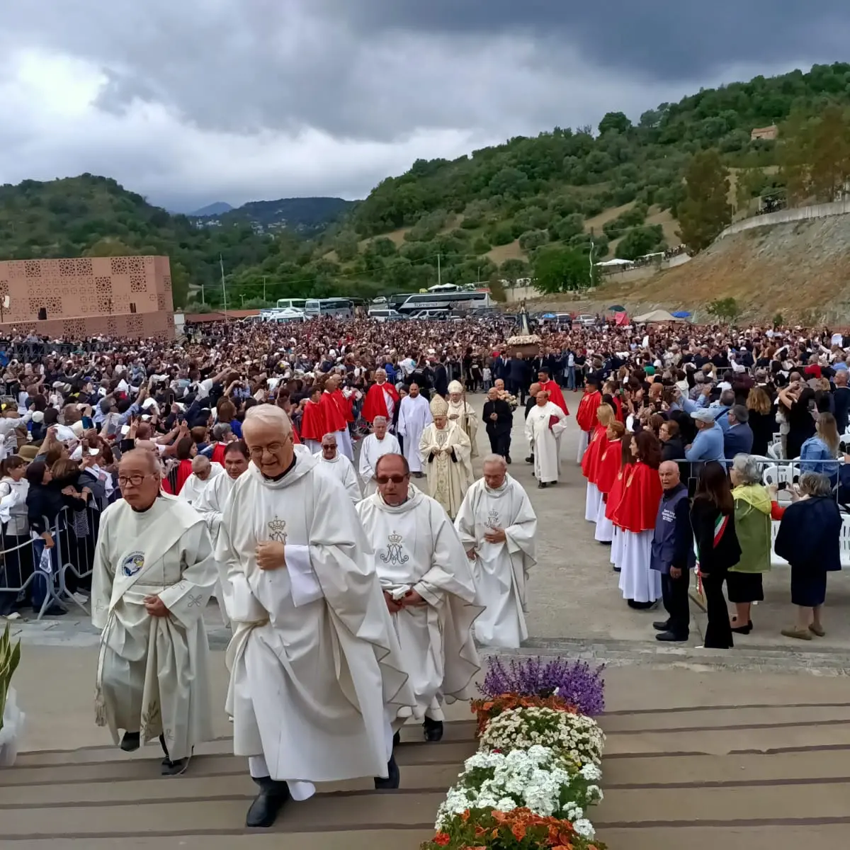 Placanica, bagno di folla al Santuario della Madonna dello Scoglio per l'anniversario dell'apparizione - FOTO
