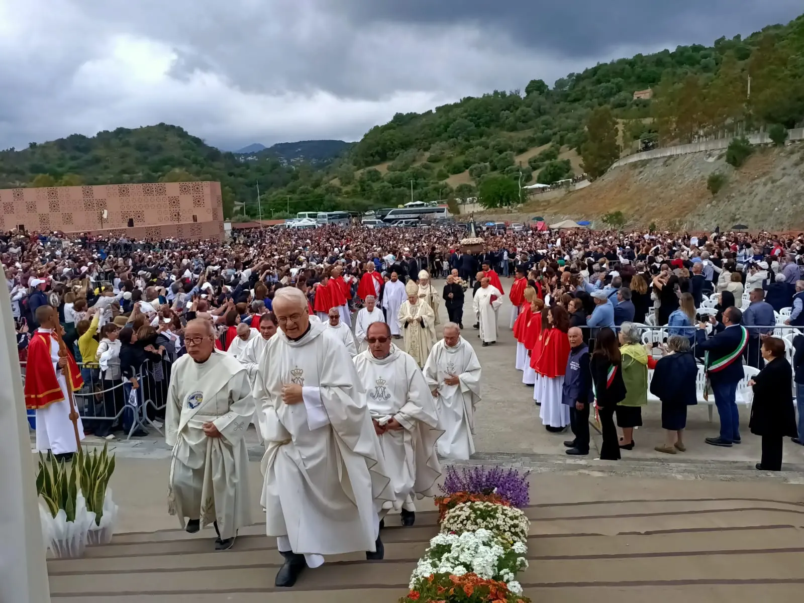 Placanica, bagno di folla al Santuario della Madonna dello Scoglio per l'anniversario dell'apparizione - FOTO