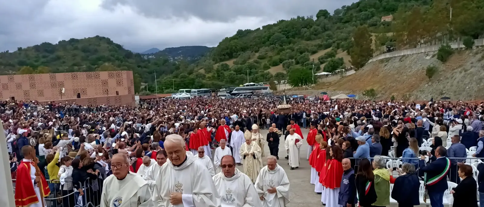 Placanica, bagno di folla al Santuario della Madonna dello Scoglio per l'anniversario dell'apparizione - FOTO