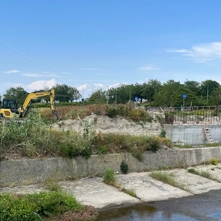Ponte sul Calopinace a Reggio, la ruspa prepara il terreno: saranno due le gru per il posizionamento delle travi