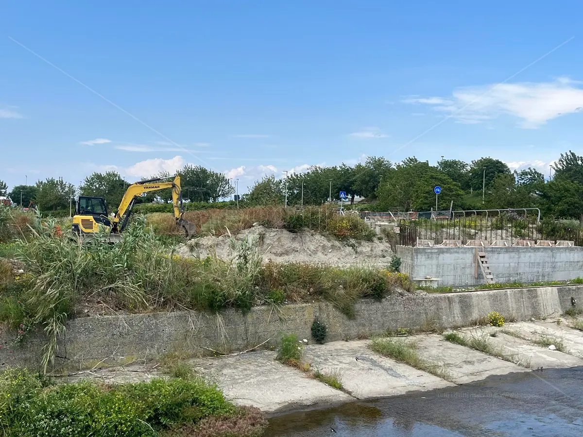 Ponte sul Calopinace a Reggio, la ruspa prepara il terreno: saranno due le gru per il posizionamento delle travi