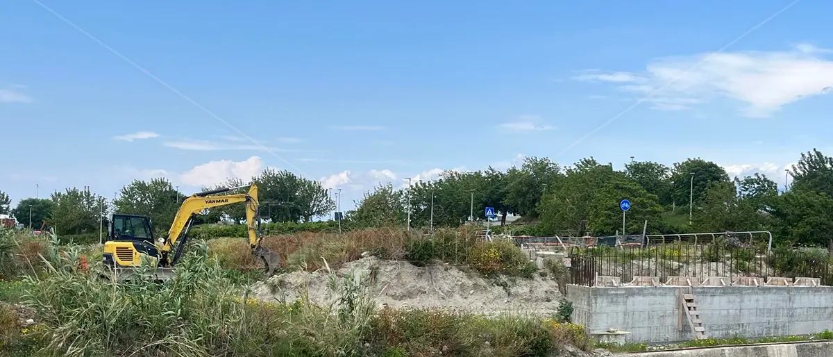 Ponte sul Calopinace a Reggio, la ruspa prepara il terreno: saranno due le gru per il posizionamento delle travi