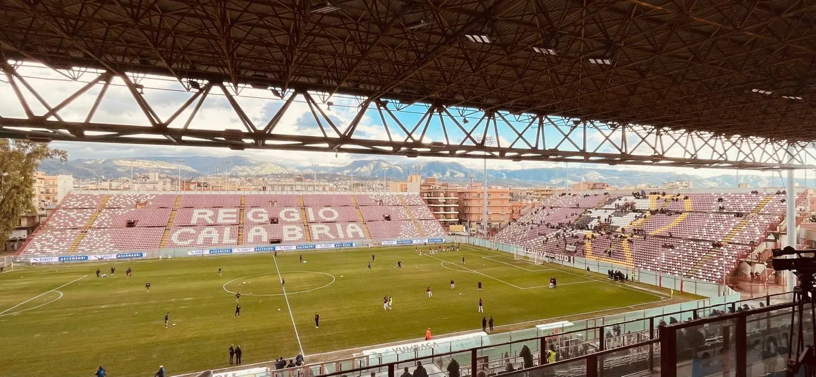 Domenica la finale: la Reggina si concentra sul campo per chiudere un'annata di sacrifici e orgoglio