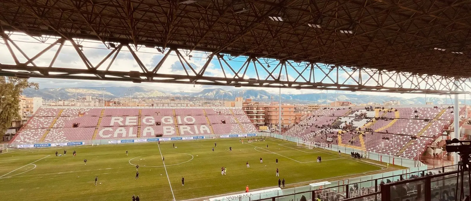 Domenica la finale: la Reggina si concentra sul campo per chiudere un'annata di sacrifici e orgoglio