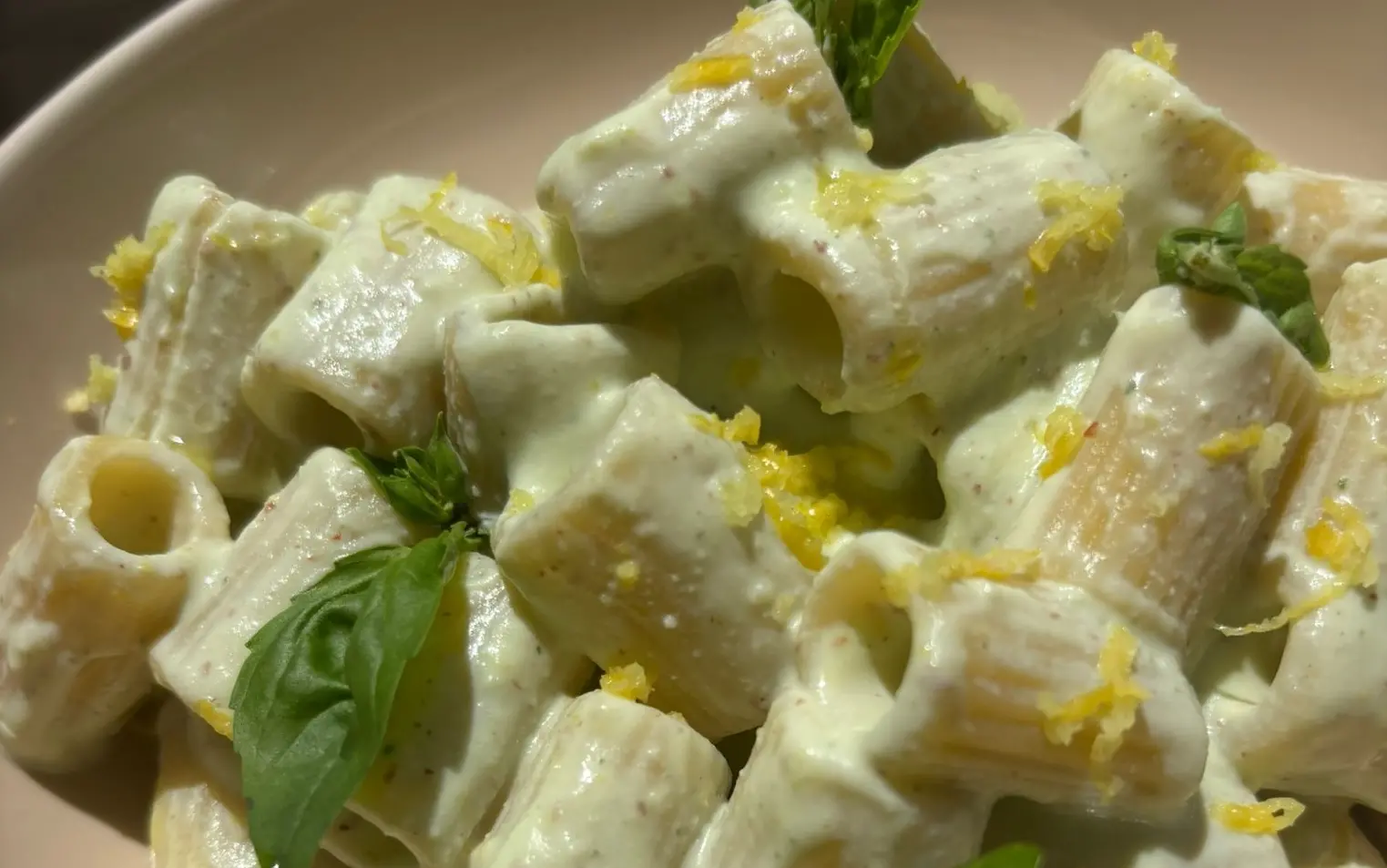 LA RICETTA DEL GIORNO | Mezzi rigatoni con ricotta al profumo di limone
