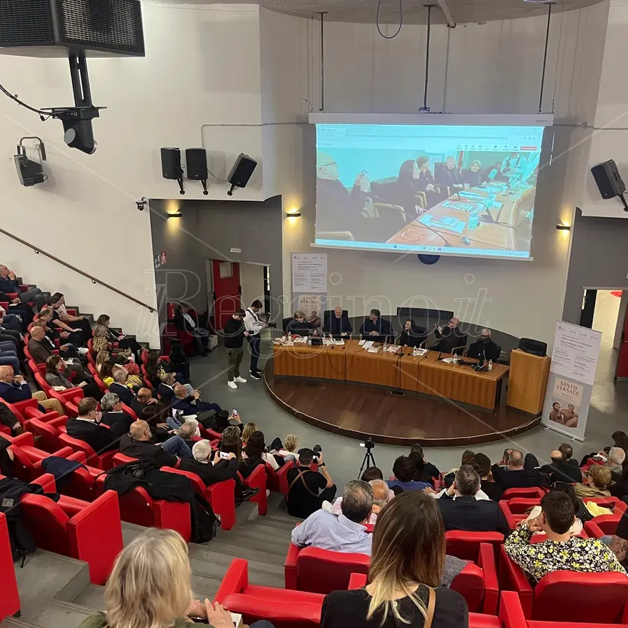 Con \"Fratelli\" Santo Versace torna a parlare della sua famiglia: «Siamo figli della Magnagrecia. Gianni non ha mai dimenticato le sue radici» - VIDEO