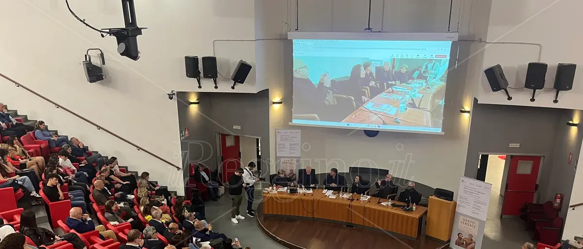 Con \"Fratelli\" Santo Versace torna a parlare della sua famiglia: «Siamo figli della Magnagrecia. Gianni non ha mai dimenticato le sue radici» - VIDEO