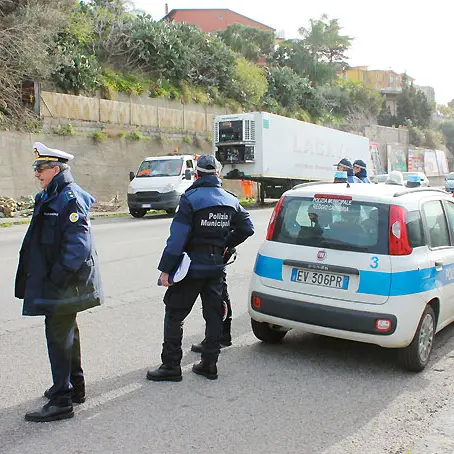 Controlli della Polizia Locale sul commercio ambulante abusivo. Sanzioni per 5100 euro