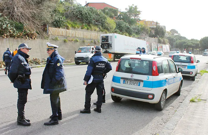 Controlli della Polizia Locale sul commercio ambulante abusivo. Sanzioni per 5100 euro