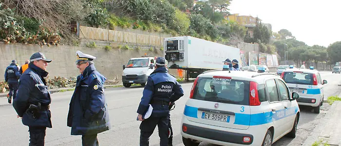 Controlli della Polizia Locale sul commercio ambulante abusivo. Sanzioni per 5100 euro