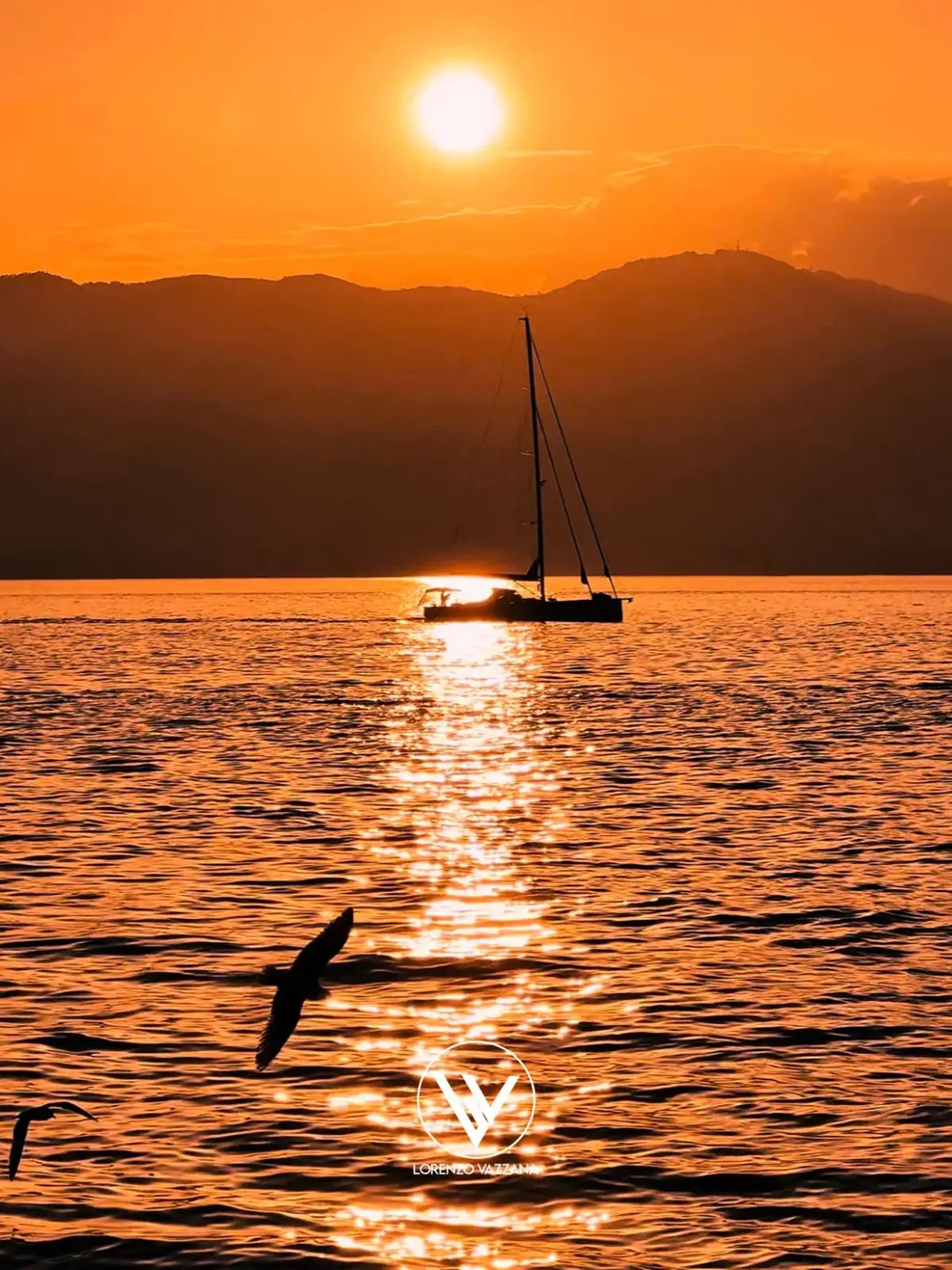 FOTO DEL GIORNO | Tramonto sullo Stretto: la rotta del silenzio