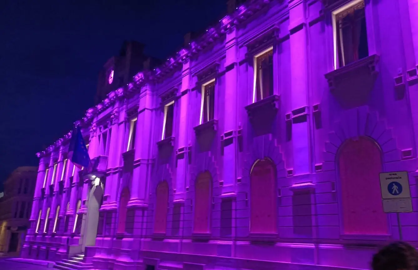 Campagna di sensibilizzazione sulle patologie gastrointestinali, Palazzo San Giorgio si illumina di magenta