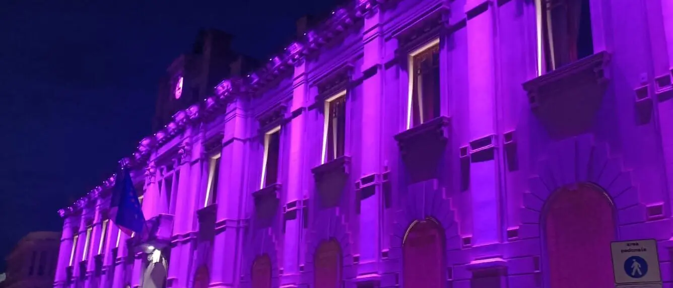 Campagna di sensibilizzazione sulle patologie gastrointestinali, Palazzo San Giorgio si illumina di magenta