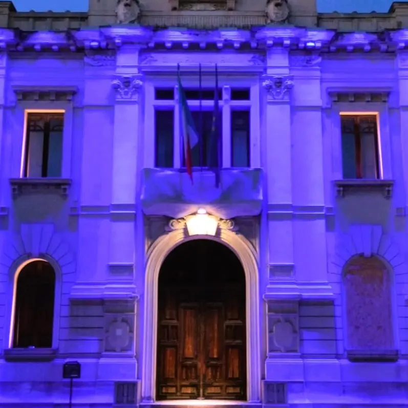Palazzo San Giorgio si illumina di viola per la Giornata mondiale della fibromialgia