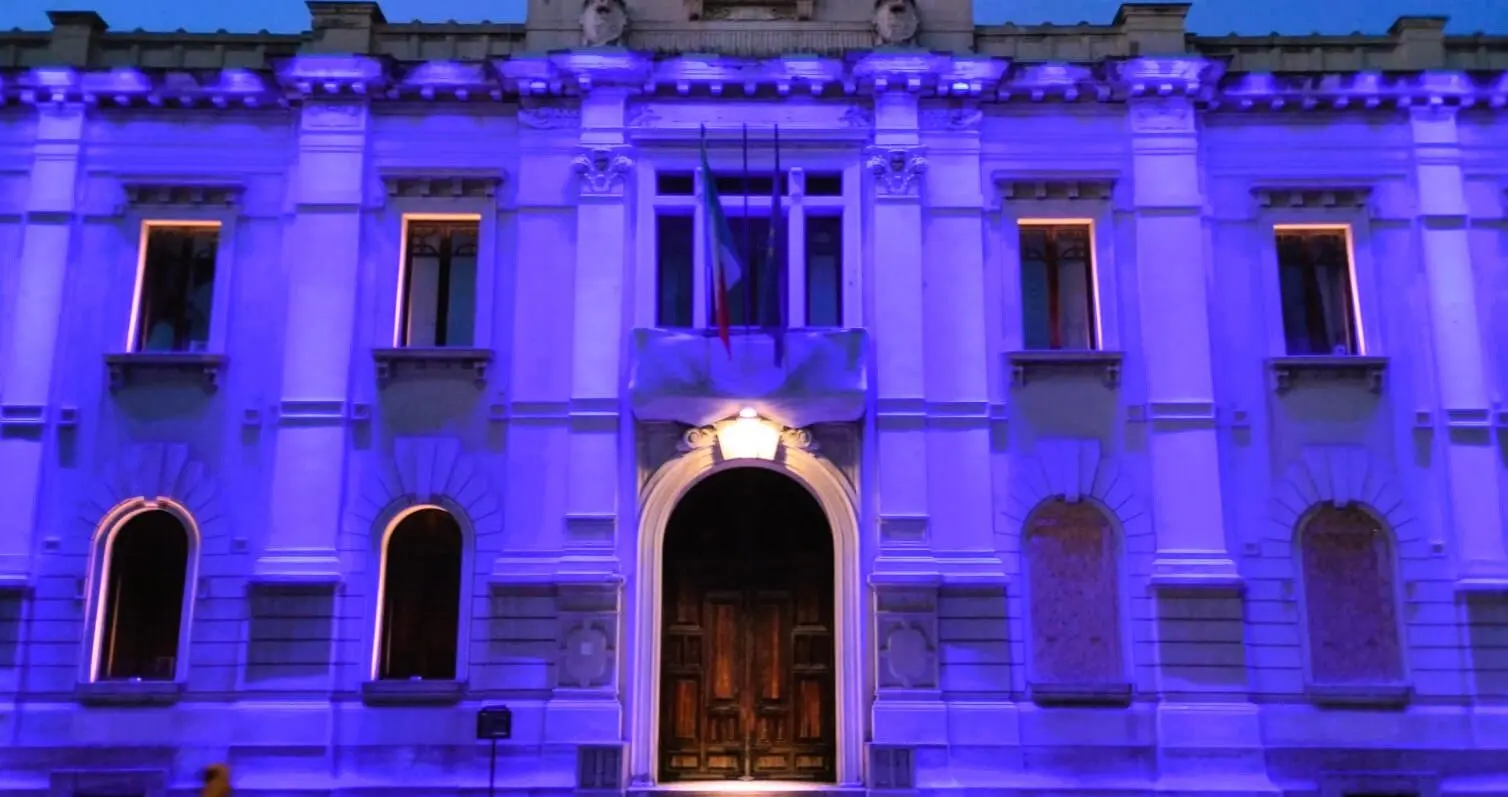 Palazzo San Giorgio si illumina di viola per la Giornata mondiale della fibromialgia