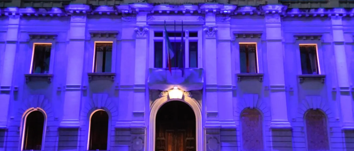Palazzo San Giorgio si illumina di viola per la Giornata mondiale della fibromialgia