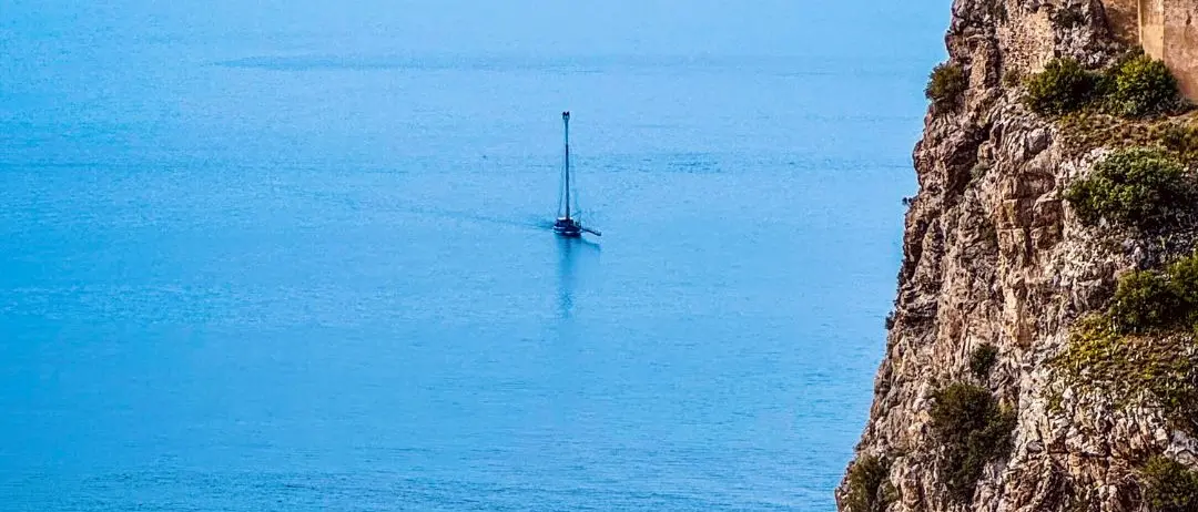 Tradizione in mare: la spadara sotto lo sguardo del castello