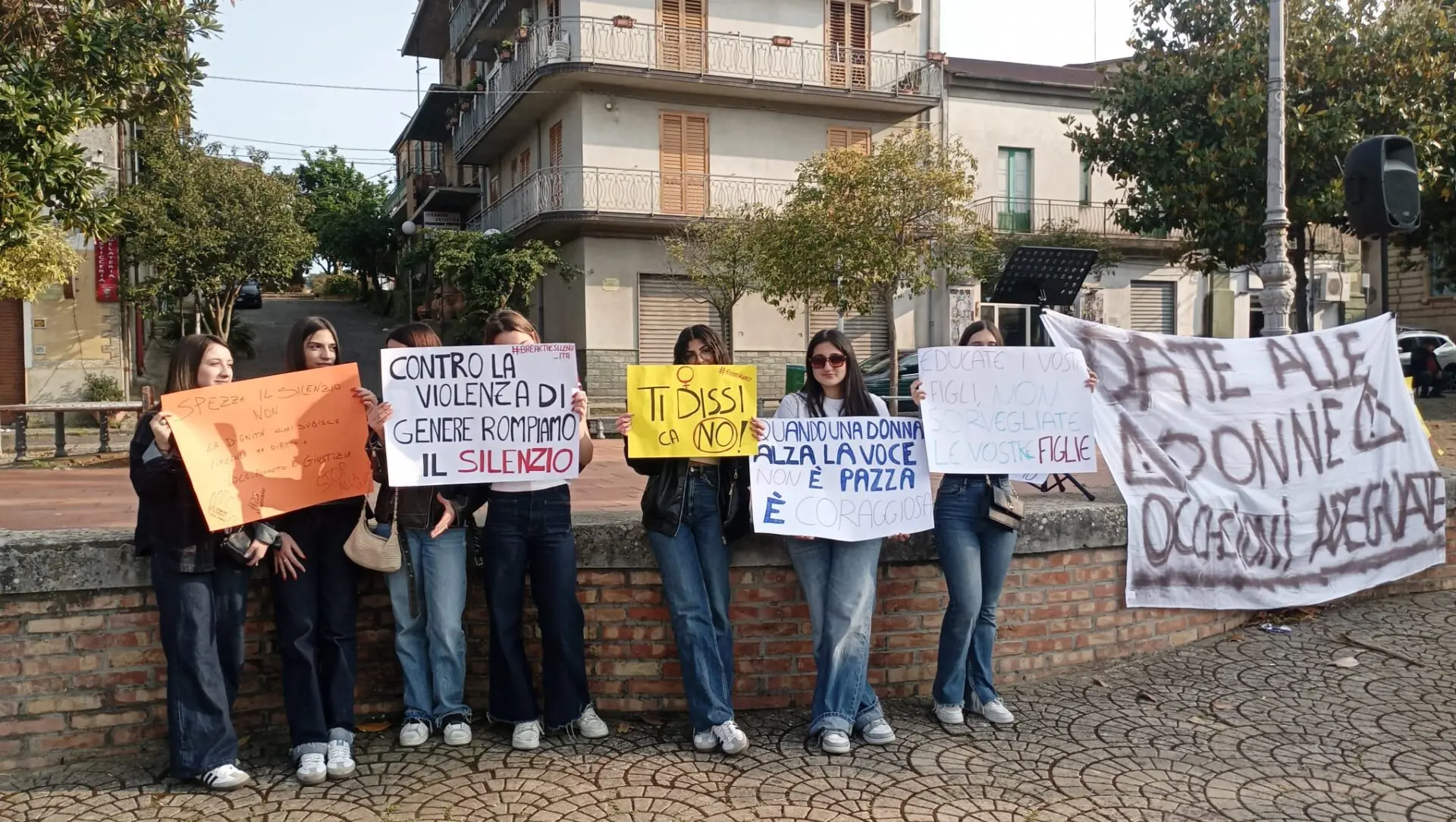 \"Non sei sola\", a Seminara riecheggia la voce degli studenti al fianco della minorenne abusata dal branco