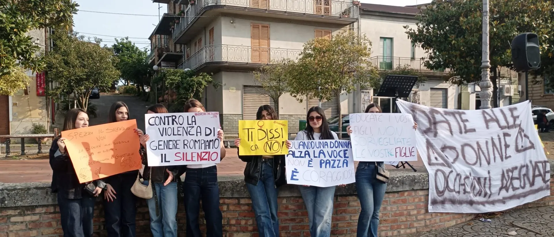 \"Non sei sola\", a Seminara riecheggia la voce degli studenti al fianco della minorenne abusata dal branco