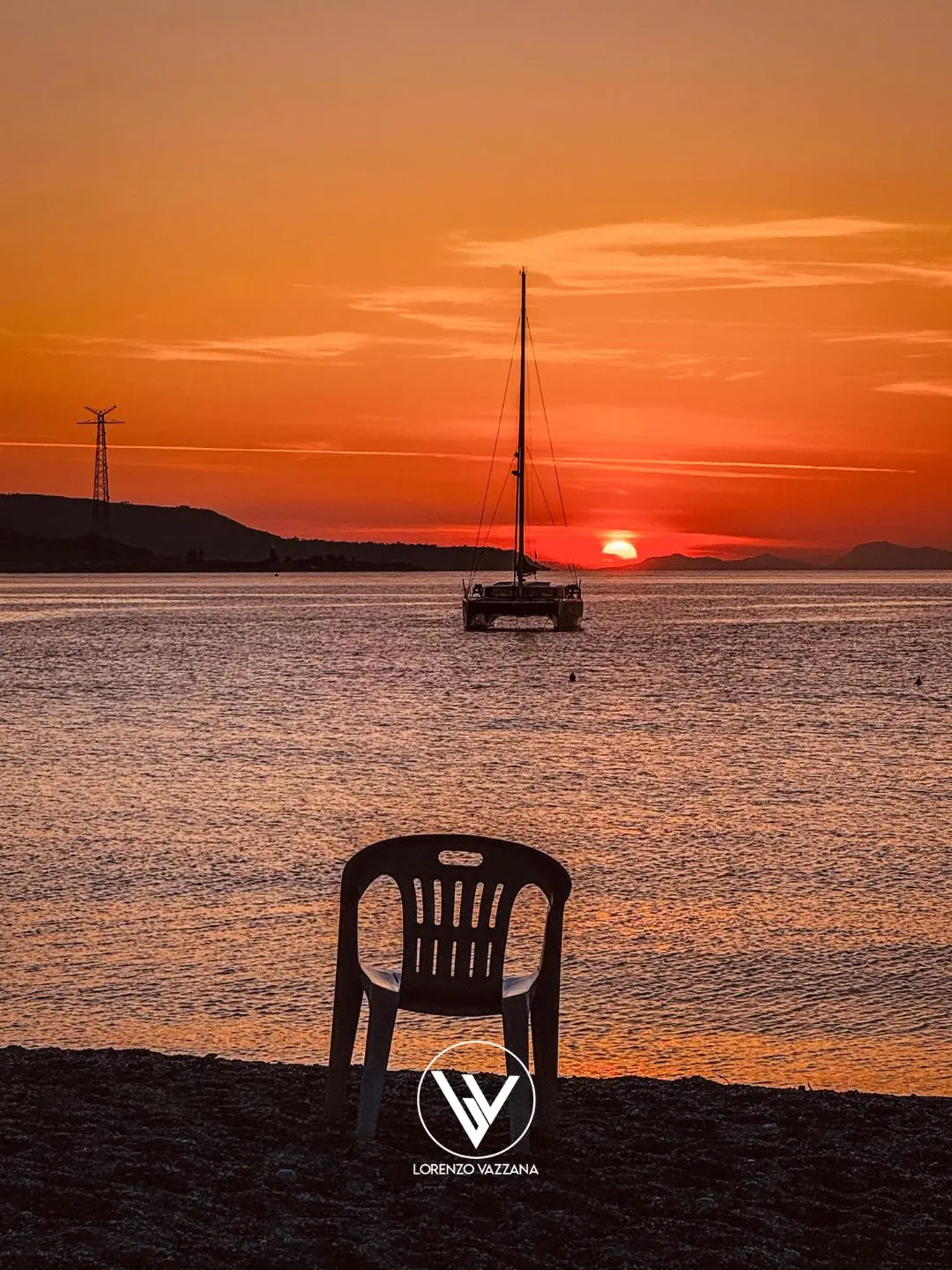 LA FOTO DEL GIORNO | Una sedia, un tramonto, l’attesa del mare