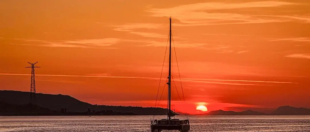 LA FOTO DEL GIORNO | Una sedia, un tramonto, l’attesa del mare