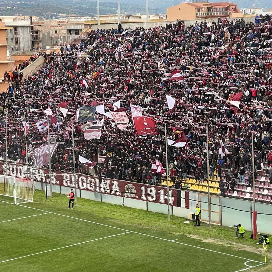 Reggina, La Curva Sud chiama a raccolta: «Il futuro conta più di ogni altra cosa»