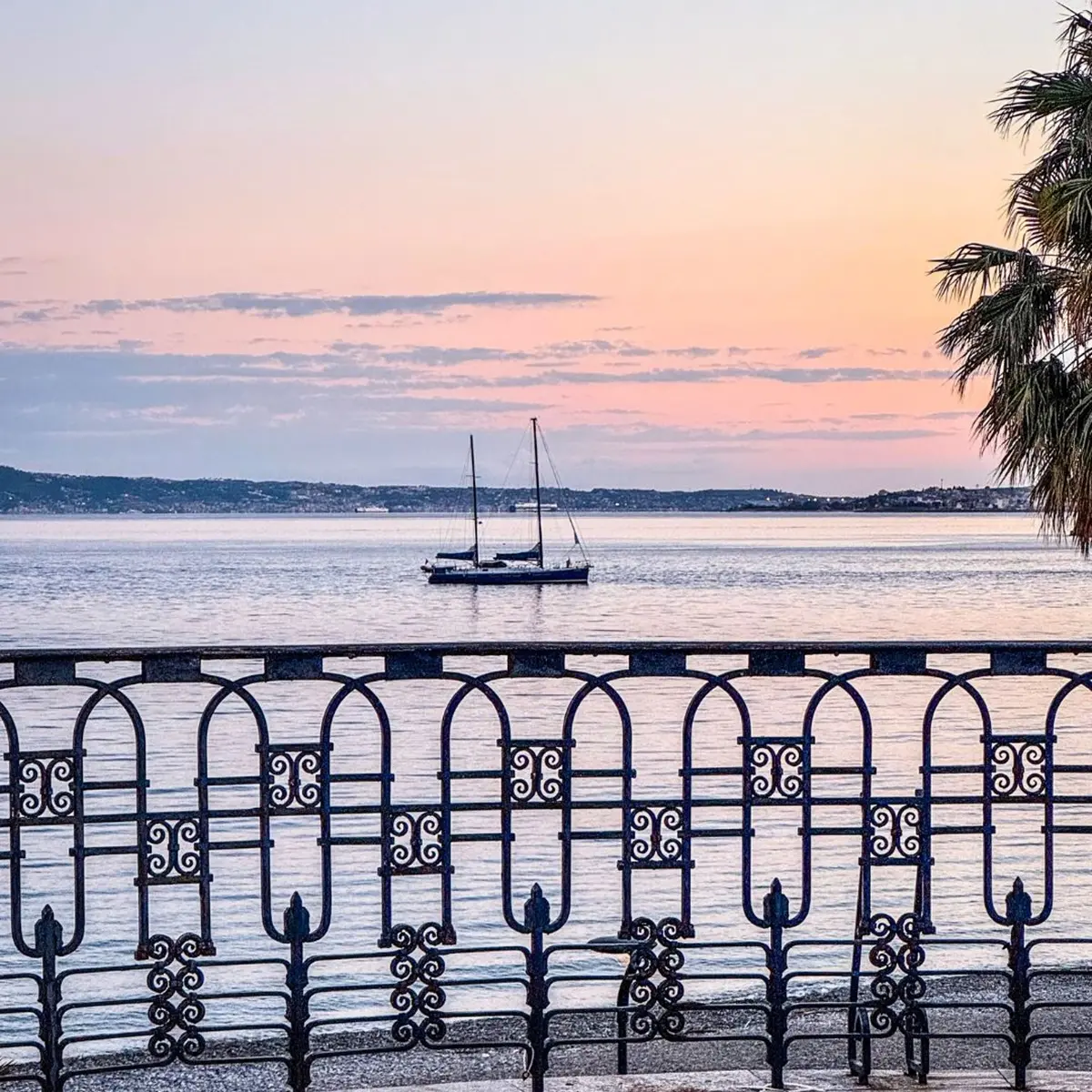 Alba sul “chilometro più bello d’Italia”: silenzio e vela a Reggio Calabria