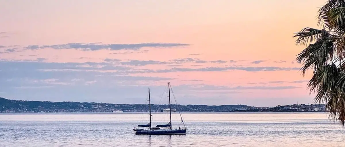 Alba sul “chilometro più bello d’Italia”: silenzio e vela a Reggio Calabria