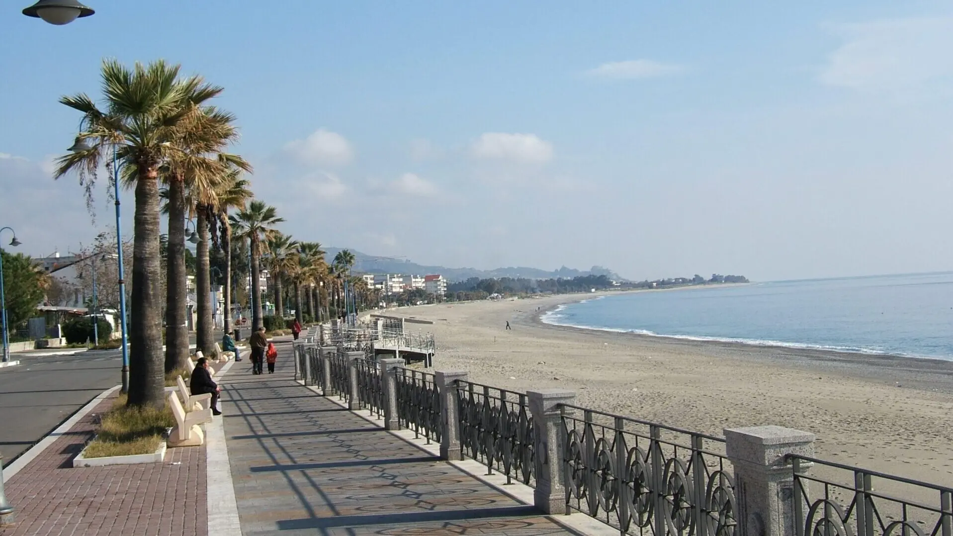 Marina di Gioiosa, vandalizzato un bene confiscato sul lungomare: indagini in corso