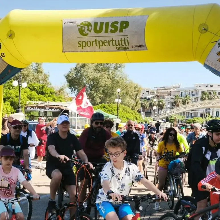 Reggio si muove in bici: in centinaia alla 37ª edizione di \"Bicincittà\" - FOTO