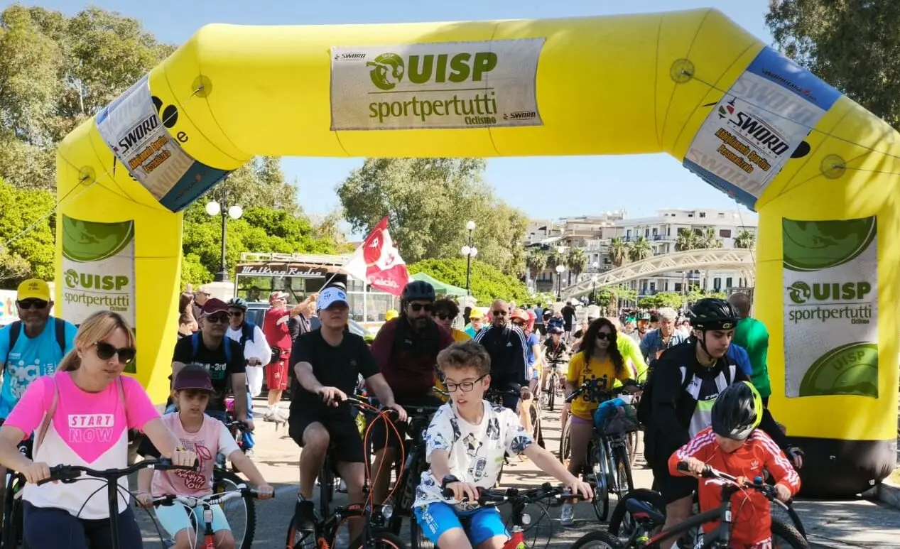 Reggio si muove in bici: in centinaia alla 37ª edizione di \"Bicincittà\" - FOTO
